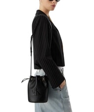 CALVIN KLEIN BOLD CK Beuteltasche mit Schultergurt auf Schwarz - Damentaschen - 2