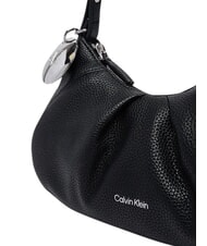 CALVIN KLEIN ENGRAVED HW Umh&auml;ngetasche auf Schwarz - Damentaschen - 5