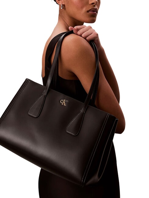CK MEDIUM  Die Schultertasche auf Schwarz - Damentaschen
