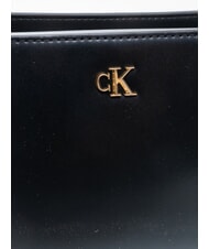 CALVIN KLEIN CK ELONGATED Umh&auml;ngetasche auf Schwarz - Damentaschen - 3