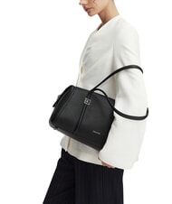 CALVIN KLEIN EMBLEM HW Umh&auml;ngetasche auf Schwarz - Damentaschen - 2