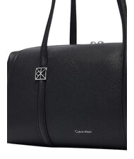 CALVIN KLEIN EMBLEM HW Umh&auml;ngetasche auf Schwarz - Damentaschen - 4