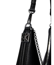 CALVIN KLEIN EMBLEM HW Umh&auml;ngetasche auf Schwarz - Damentaschen - 5