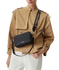CALVIN KLEIN WEBBING Mini-Schultertasche mit Schultergurt auf Schwarz - Damentaschen - 2