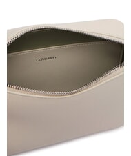 CALVIN KLEIN EMBOSSED LOGO Mini-Umh&auml;ngetasche leichtes Heu - Damentaschen - 4