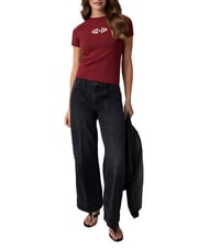 GUESS JEANS PRINT SLIM Schmal geschnittenes Kurzarm-T-Shirt Weinbergrot - T-Shirts und Tops f&uuml;r Damen - 3